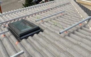Proceso de montaje de placas solares en tejado de chalet