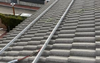 Proceso de instalación de paneles fotovoltaicos en tejado de vivienda