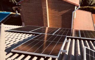 Instalación de placas solares en tejado de vivienda